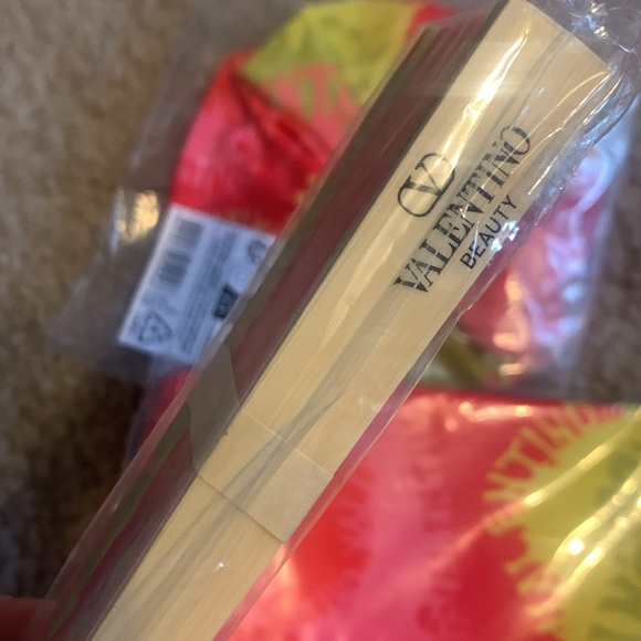 Valentino Cosmetic Bag Hair Scrunchie Folding Fan Beauty Set Summer New - Picture 4 of 5